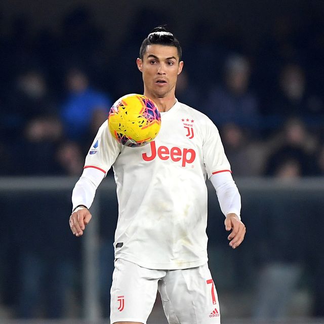 Aksi Cristiano Ronaldo saat Juventus melawan Hellas Verona. Foto: Alberto Lingria/REUTERS