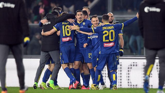 Perayaan kemenangan Hellas Verona atas Juventus. Foto: Reuters/Alberto Lingria