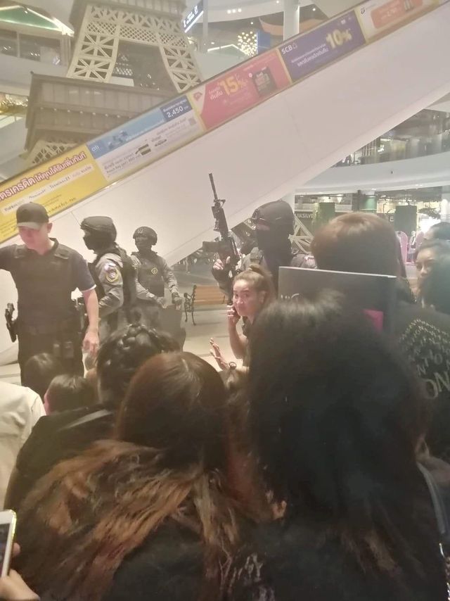 Suasana di dalam pusat perbelanjaan Terminal 21 di Nakhon Ratchasima, Thailand saat terjadi penembakan. Foto: THAI CRIME SUPPRESSION BUREAU via REUTERS