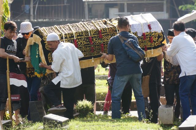 Suasana prosesi pemakaman Istri Chrisye, Yanti Noor. Foto: Jamal Ramadhan/kumparan