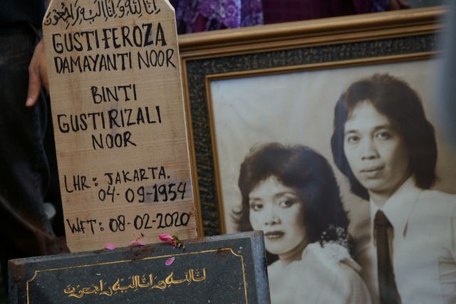 Foto Chrisye dan istrinya Yanti Noor di atas makam. Foto: Jamal Ramadhan/kumparan