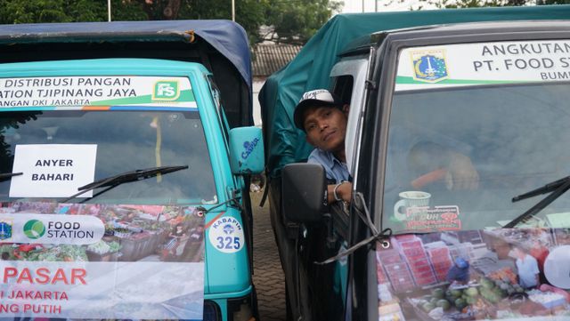 Angkutan distribusi komoditas cabai dan bawang putih ke 22 pasar di Jakarta. Foto: Jamal Ramadhan/kumparan