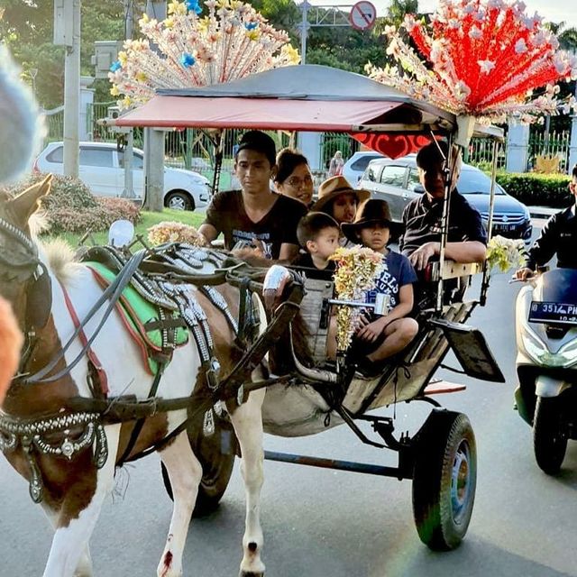 Sri Mulyani Indrawati saat naik delman bersama suami dan cucunya. Foto: Instagram/@smindrawati