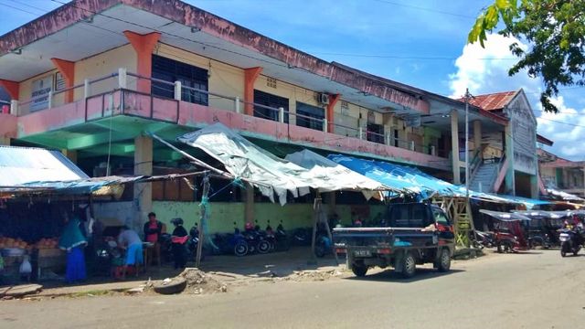 Suasana Pasar Sentral yang terletak di Kecamatan Kota Selatan, Kota Gorontalo. Minggu, (9/2). Foto: Dok banthayo.id (Ikdal Amala)