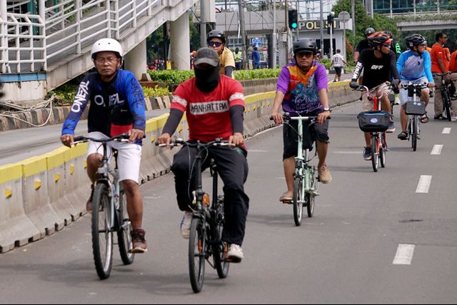 Pesepeda melintasi jalur khusus sepeda di kawasan MH Thamrin, Jakarta, Minggu (9/2). Foto: Fanny Kusumawardhani/kumparan