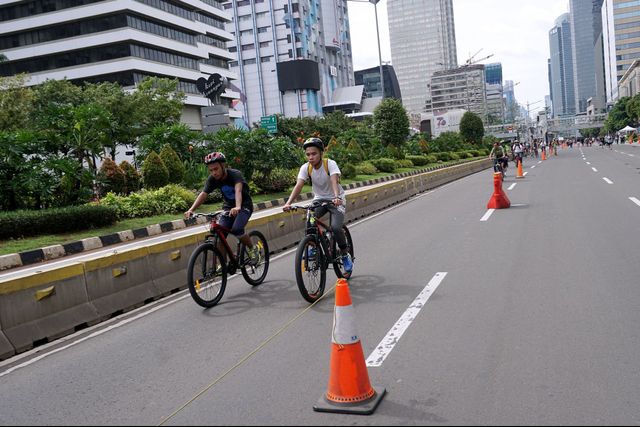 Pembatas jalan yang dipasang untuk jalur sepeda dan pejalan kaki di kawasan MH Thamrin, Jakarta, Minggu (9/2).  Foto: Fanny Kusumawardhani/kumparan