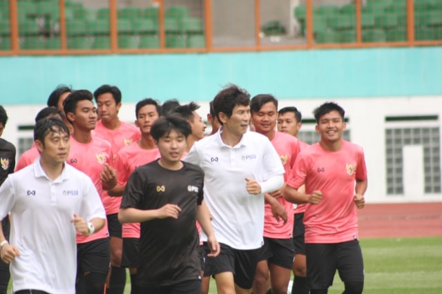Timnas Indonesia U-19 menggelar pemusatan latihan perdana di Stadion Wibawa Mukti, Cikarang, Senin (13/1/2020), dipimpin langsung Shin Tae-yong. Foto: Ferry Tri Adi Sasono