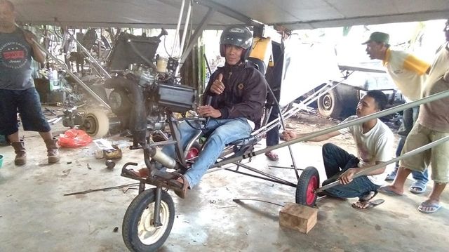 Haerul berpose diatas pesawat ultralight ciptaannya, (Makassar Indek/Rudi).