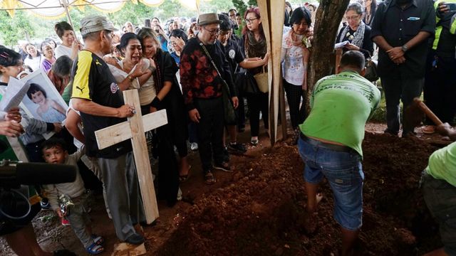 Karen (tengah) menangis saat prosesi pemakaman anaknya, Zefania Carina, di TPU Tanah Kusir, Jakarta Selatan, Minggu (9/2). Foto: Fanny Kusumawardhani/kumparan
