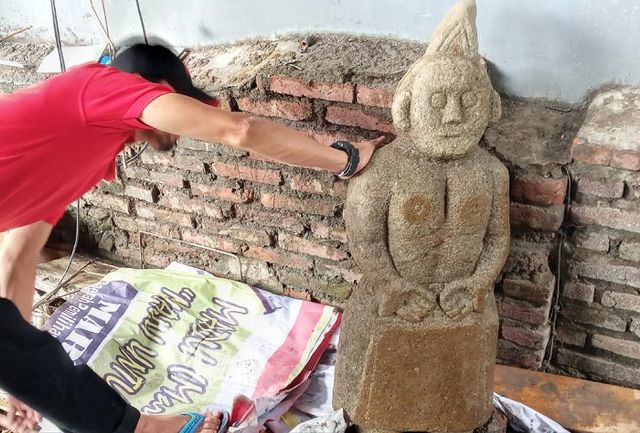 Patung ditemukan warga di Pinrang berbentuk arca peninggalan sejarah, (Makassar Indeks/Rudi).