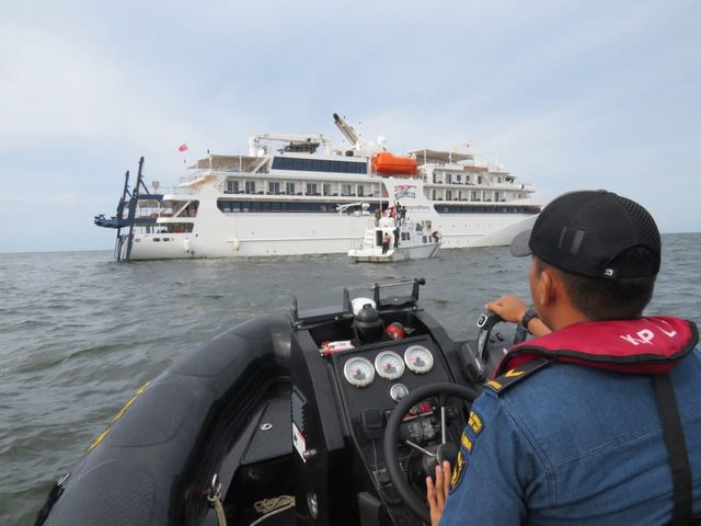 Pemeriksaan terhadap kapal pesiar MV. Coral Adventure di perairan Kumai. (Foto: Ist)