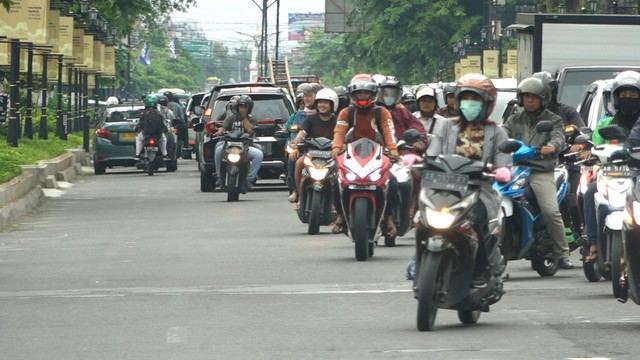 Pengendara motor di Yogyakarta. Foto: Deshana/kumparan