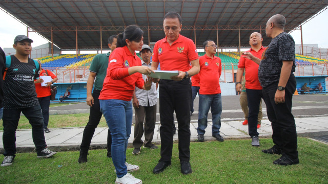 Ketua Umum PSSI Mochamad Iriawan (kanan) berbincang dengan Sekjen PSSI Ratu Tisha Destria (kiri) saat inspeksi di Stadion Gelora 10 November, Surabaya. Foto: ANTARA FOTO/Moch Asim
