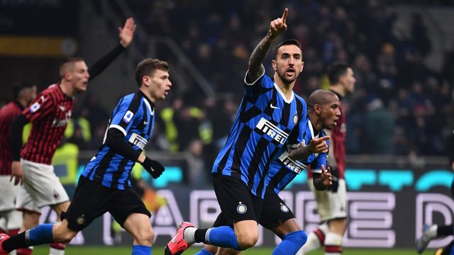 Gelandang Inter, Matias Vecino, merayakan gol ke gawang Milan. Foto: AFP/Marco Bertorello