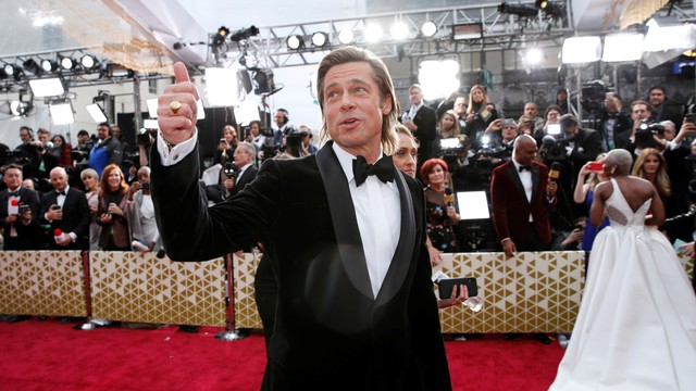 Brad Pitt menghadiri Oscars 2020 di Hollywood, Amerika Serikat. Foto: REUTERS/Mike Blake
