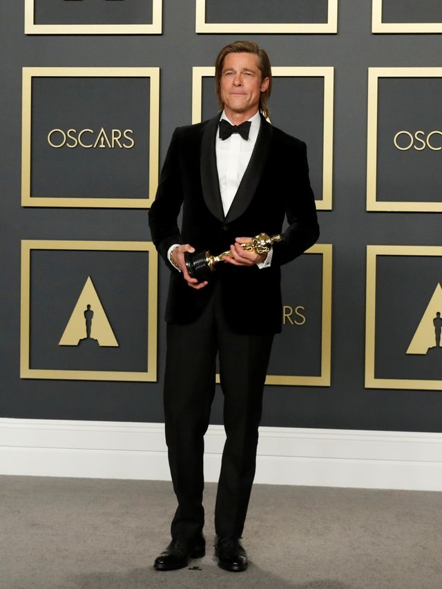 Brad Pitt berfoto usai mendapat piala Oscars 2020 di Hollywood, Amerika Serikat. Foto: REUTERS/Lucas Jackson