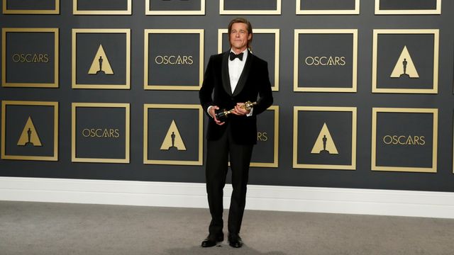 Brad Pitt berfoto usai mendapat piala Oscars 2020 di Hollywood, Amerika Serikat. Foto: REUTERS/Lucas Jackson