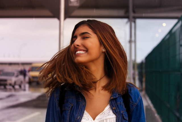 Menurut hasil penelitian ketika seseorang mulai menginjak usia 18 tahun, level kebahagiaan mulai berkurang hingga mencapai pertengahan usia 60 tahunan | Photo by Pexels/Isadora Menezes