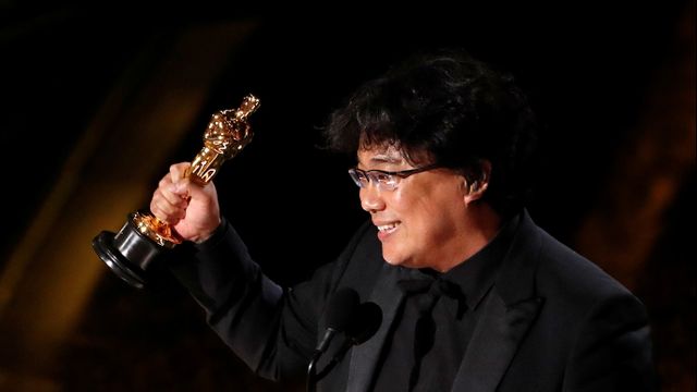 Bong Joon Ho menunjukkan Piala Oscars 2020 untuk Skenario Asli Terbaik untuk "Parasite". Foto: REUTERS/Mario Anzuoni