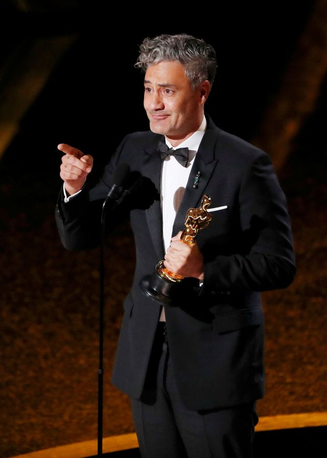 Taika Waititi menerima penghargaan Skenario Adaptasi Terbaik untuk "Jojo Rabbit" di Oscars 2020. Foto: REUTERS/Mario Anzuoni