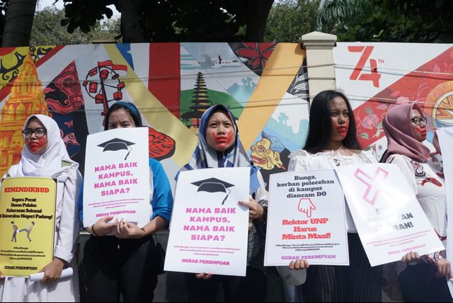 Massa yang tergabung dalam solidaritas untuk korban kekerasan seksual melakukan aksi dengan membawa poster di depan kementerian pendidikan dan kebudayaan. Foto:  Helmi Afandi Abdullah/kumparan