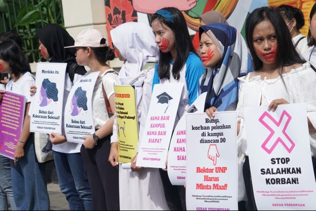 Massa yang tergabung dalam solidaritas untuk korban kekerasan seksual melakukan aksi membawa sejumlah poster yang bertuliskan pesan. Foto:  Helmi Afandi Abdullah/kumparan