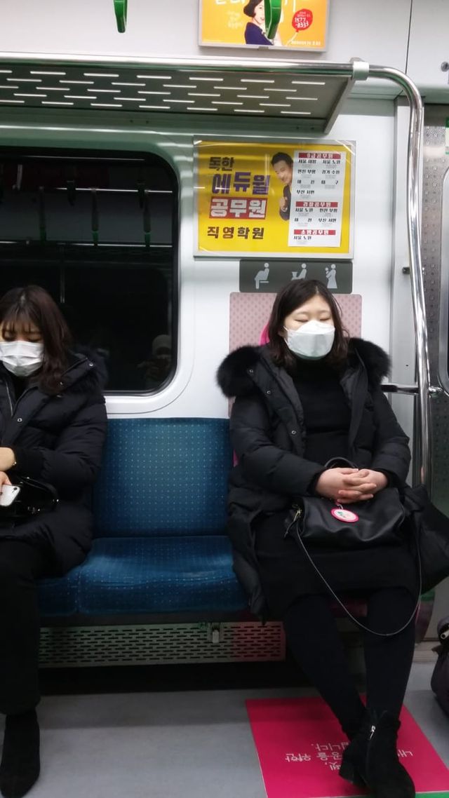 Penumpang kereta api di Seoul, pakai masker antisipasi Virus Corona. Foto: Khiththati/acehkini