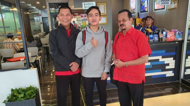 Gibran (tengah) dan Achmad Purnomo (kanan) di Bandara Solo jelang fit and proper test di DPP PDIP. Foto: Dok. Istimewa