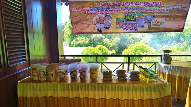Tidak hanya menjual olahan produk, “Lapak Kuliner Pangan Lokal Komunitas” juga menjual hasil pertanian masyarakat. Foto: Dok banthayo.id (Wawan Akuba)