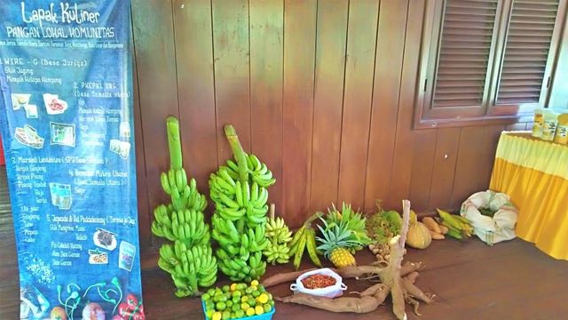 Tidak hanya menjual olahan produk, “Lapak Kuliner Pangan Lokal Komunitas” juga menjual hasil pertanian masyarakat. Foto: Dok banthayo.id (Wawan Akuba)
