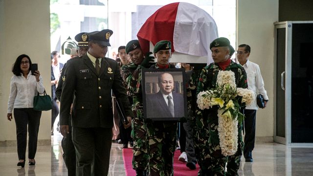 Prajurit TNI mengusung peti jenazah almarhum JB Sumarlin seusai diserahterimakan kepada Pemerintah di Kementerian Keuangan, Jakarta, Senin (10/2/2020). Foto: ANTARA FOTO/Aprillio Akbar