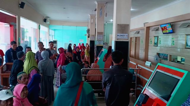 Puluhan pasien poliklinik RSUD Brebes sempat terlantar hingga dua jam lebih, Senin, 10 Februari 2020. (Foto: Fajar Eko)
