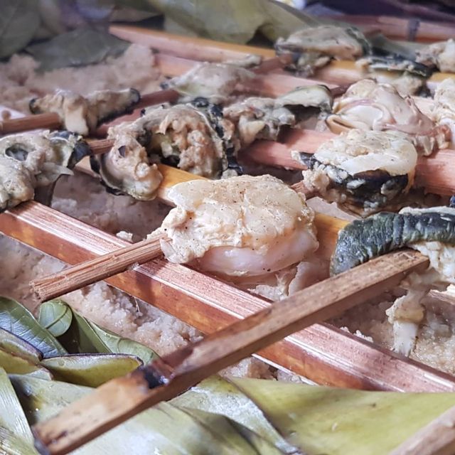 Hidangan seafood yang dimasak menggunakan teknik bakar batu Foto: Instagram/ @misshotrodqueen