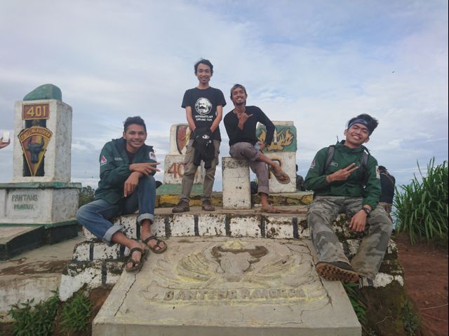 Kami berfoto di Puncak Tugu, puncak tertinggi Gunung Ungaran. Foto dokumen Widi Erha Pradana