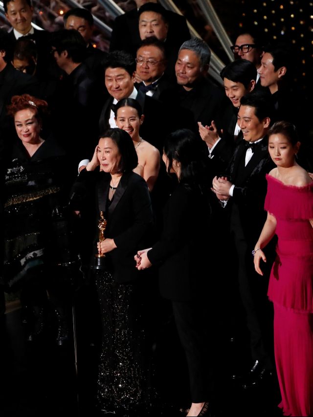 Pemain film Parasite saat menerima penghargaan Film Terbaik di Oscars 2020. Foto: REUTERS/Mario Anzuoni