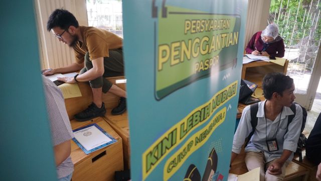 Suasana saat pembuatan paspor di kantor kumparan dalam rangka Hari Pers Nasional. Foto: Irfan Adi Saputra/kumparan