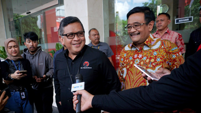 Sekjen PDIP Hasto Kristiyanto didampingi Politisi PDIP Djarot Saiful Hidayat (kanan) di Kantor DPP PDIP, Jakarta, Senin (10/2). Foto: Irfan Adi Saputra/kumparan