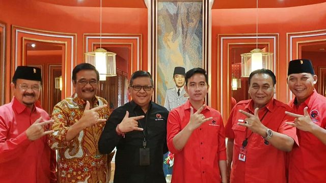 Foto bersama Bakal Calon Wali Kota Solo Gibran Rakabuming dan Achmad Purnomo di DPP PDIP, Jakarta Pusat, Senin (10/2).  Foto: Dok. PDIP
