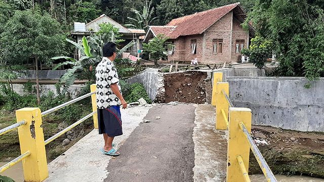 Warga memerhatikan jembatan yang ambruk di Kampung Sumurwuni, Kota Cirebon. (Juan)