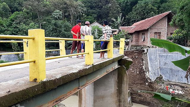 10022020_Jembatan Ambruk Cirebon 1.jpg