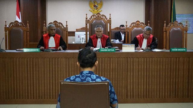 Terdakwa Mujib Mustofa menjalani sidang lanjutan dengan agenda pembacaan tuntutan di Pengadilan Tipikor, Jakarta, Senin (10/2). Foto: Fanny Kusumawardhani