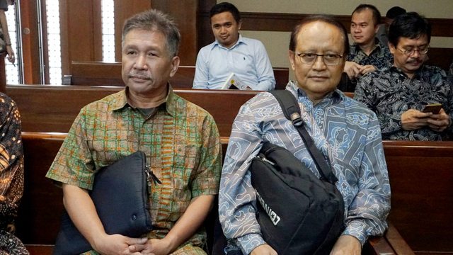 Mantan Kepala BP Migas, Raden Priyono (kiri) dan Mantan Deputi Finansial Ekonomi dan Pemasaran, Djoko Harsono bersiap jalani sidang perdana. Foto: Fanny Kusumawardhani/kumparan