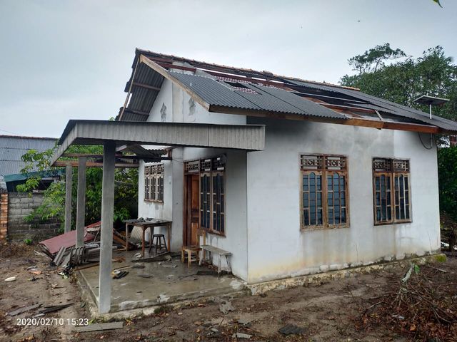 Rumah warga rusak akibat puting beliung.