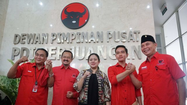 Puan Maharani (tengah) berserta Bakal Calon Walikota Surakarta Gibran Rakabuming Raka (kedua dari kanan) di Kantor DPP PDIP, Jakarta.  Foto: Irfan Adi Saputra/kumparan