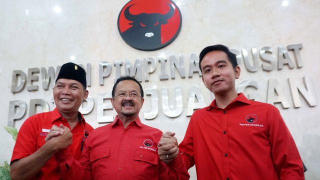 Bakal Calon Walikota Surakarta Gibran Rakabuming Raka (kanan) di Kantor DPP PDIP, Jakarta.  Foto: Irfan Adi Saputra/kumparan