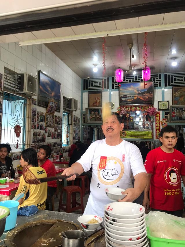 Liu Tjan Ngiap melempar bakminya. Foto: Teri/Hi!Pontianak 