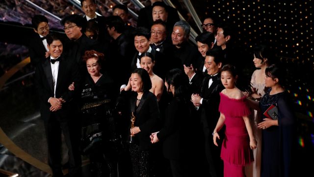 Pemain film Parasite saat menerima penghargaan Film Terbaik di Oscars 2020. (Foto: REUTERS/Mario Anzuoni)