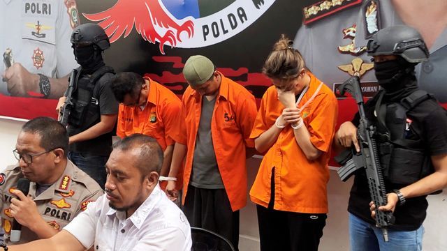 Tersangka kasus penyalahgunaan kokain dihadirkan saat konferensi pers di Mapolda Metro Jaya, Jakarta, Senin (10/2). Foto: Raga Imam/kumparan. 