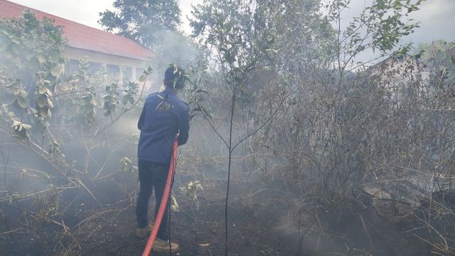 Petugas memadamkan kebakaran lahan di Aceh. Foto: Dok. BPBA