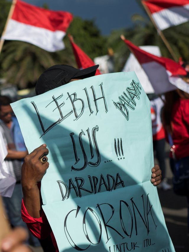 Peserta aksi yang tergabung dalam Barisan Relawan Bhinneka Jaya (Barabaja) berunjuk rasa dengan membawa poster di depan Istana Merdeka Jakarta, Senin (10/2). Foto: ANTARA FOTO/Wahyu Putro A